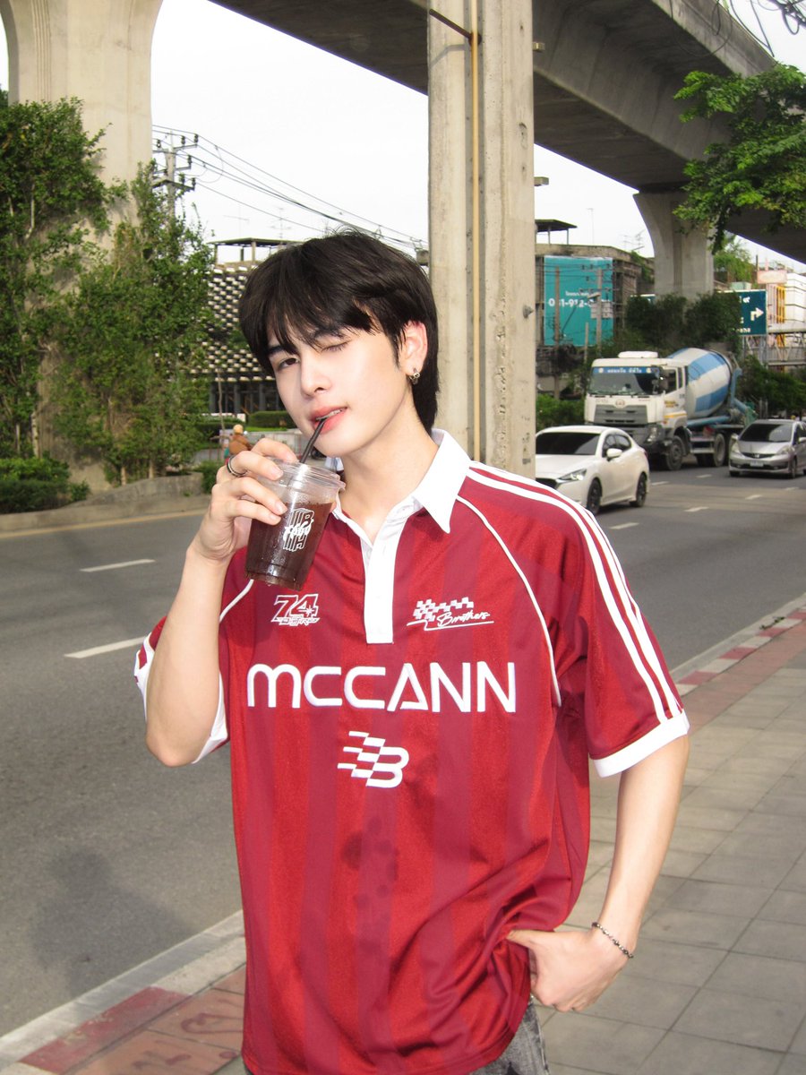 ppsantaa's tweet image. The first red shirt in my closet 5555