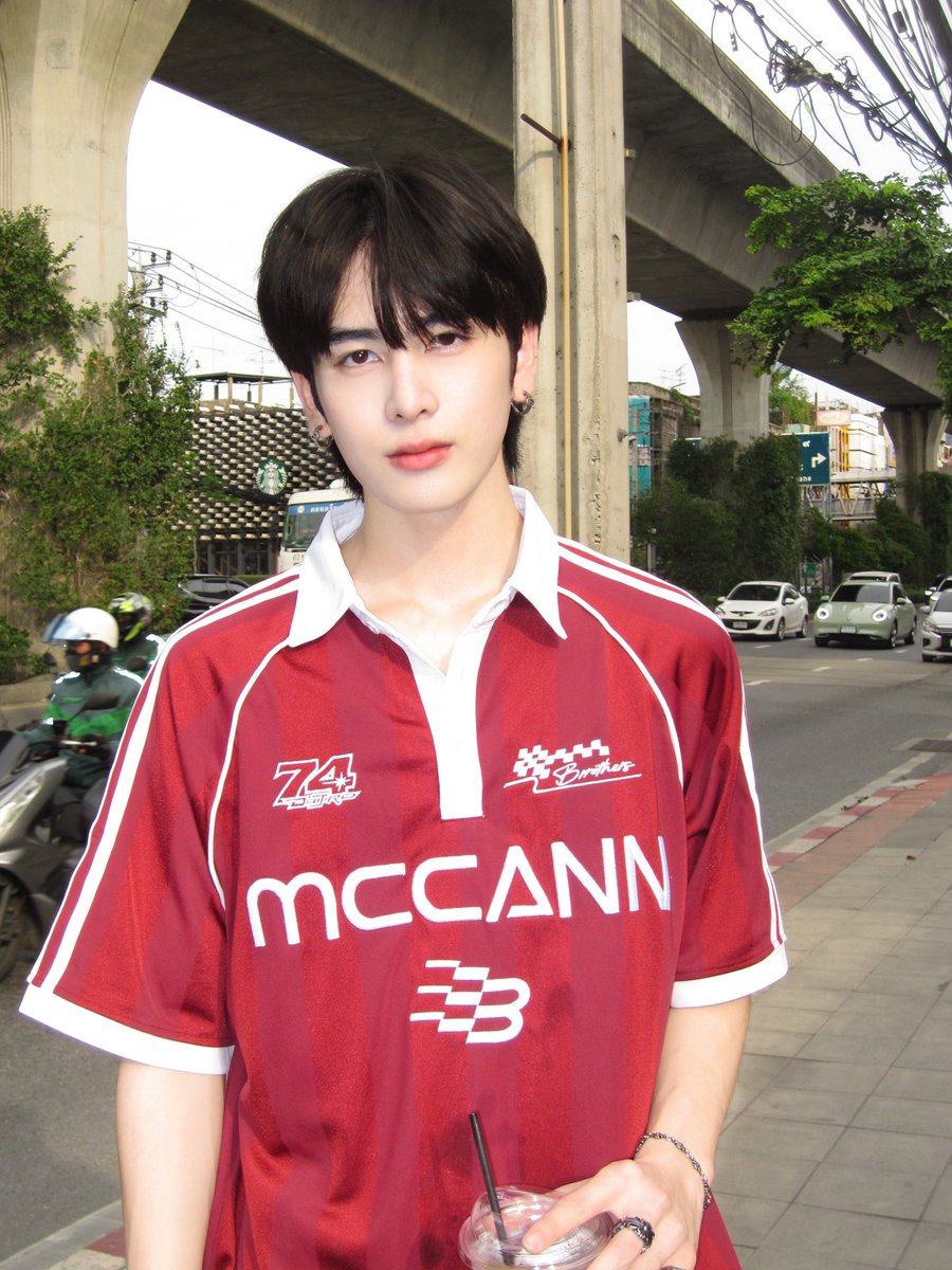 ppsantaa's tweet image. The first red shirt in my closet 5555