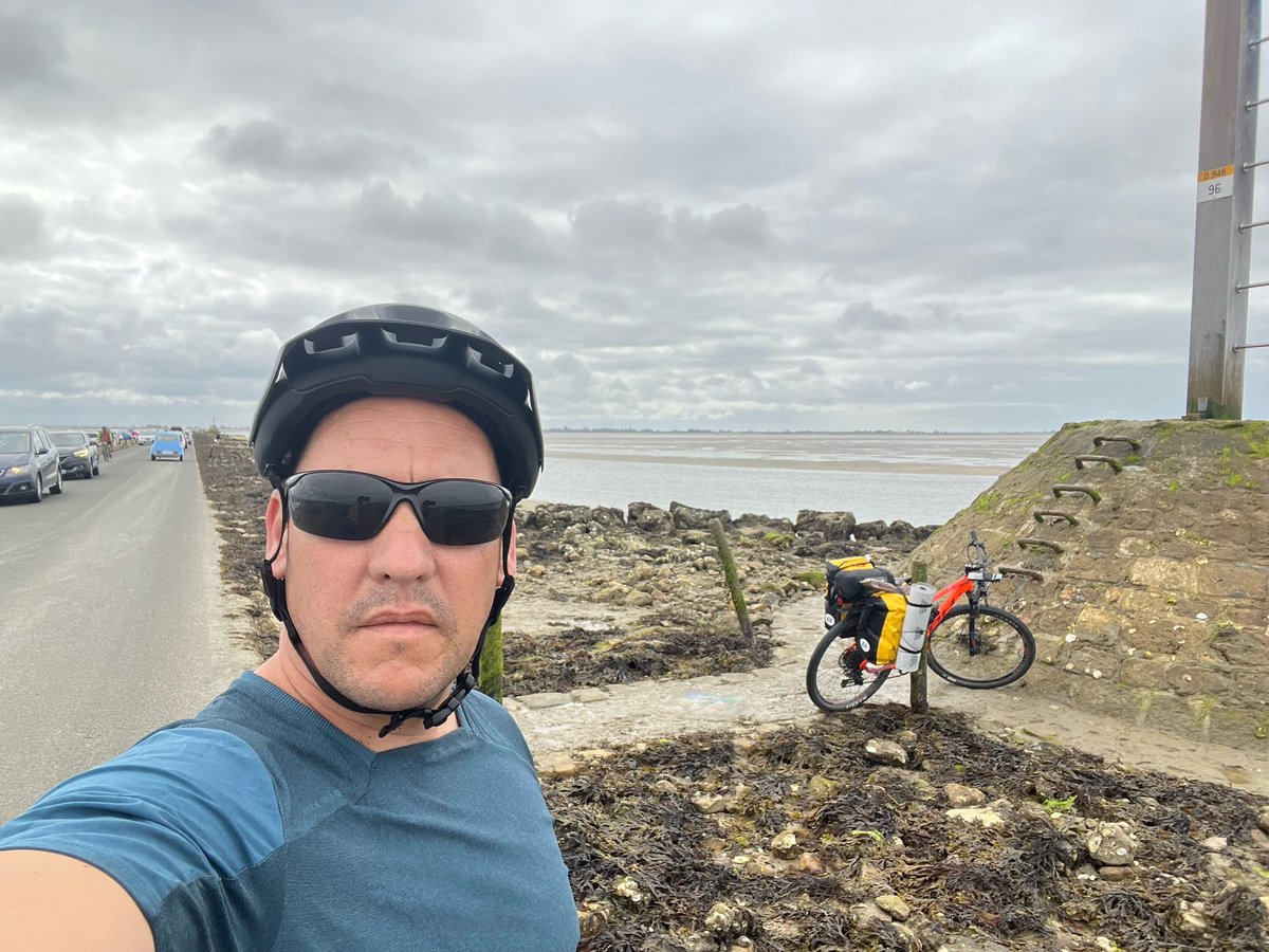 tokitan's tweet photo. @anderiza Passage du Gois (Le Tour 1999).  https://t.co/smYhKffZjj Y un servidor en 2023 (hace poco menos de un año). https://t.co/gt8SdpJzyC