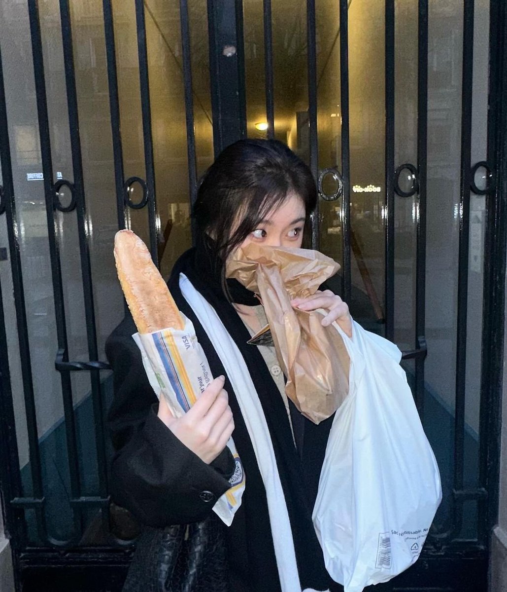 monchaerry's tweet photo. Oui oui baguette 🥖 https://t.co/0Sih30SHy4