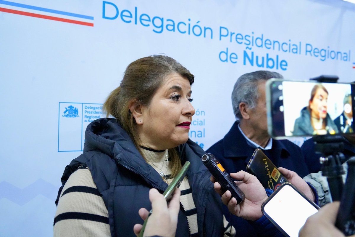 👏 El Delegado Rodrigo García, junto al Seremi de <a href="/seremieducnuble/">Seremi Educación Ñuble</a>, <a href="/CsarRiquelme/">César Riquelme Alarcón</a>, y la Directora de <a href="/junaeb_nuble/">Junaeb Ñuble</a>, <a href="/PatriciaRubioE/">Patricia Rubio Escobar</a>, realizaron un punto de prensa para dar a conocer la primera entrega regional de la Beca TIC. Serán 3.976 los estudiantes de Ñuble beneficiados