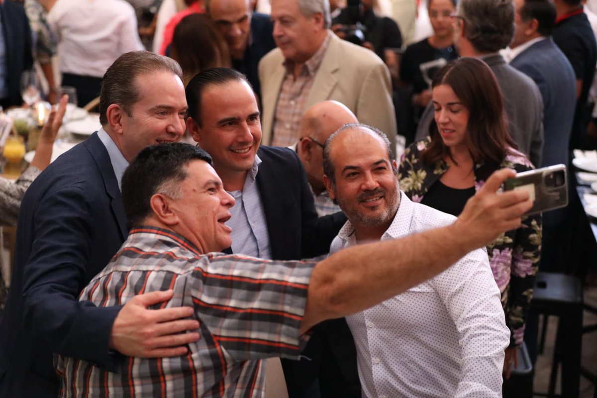 Aquí vamos tod@s #PaDelante #APasosDeGigante #VisitaCoahuila 🤠🇲🇽👍🏼🍷🦖🎉💪🏼 (2/2)