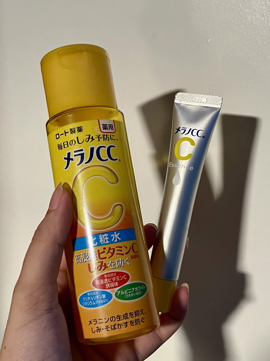 fakemaknae__'s tweet photo. skincare jepang supremacy 🧎🏻‍♀️🧎🏻‍♀️🧎🏻‍♀️

DUH semua orang wajib.kudu.harus.musti cobain melano cc soalnya si viral ini beneran bantu aku mudarin bekas jerawat membandel + naikin shade complexion 😭💖🙌🏻

harganya? gasampe 100ribu ‼️ https://t.co/ptDSZHYQ3U