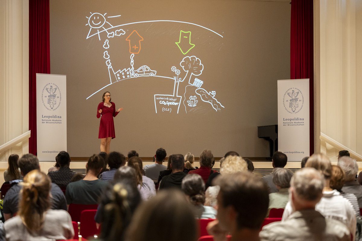 Silke B. Oppermann (@silkeoppermann) on Twitter photo Vergangenen Freitag beim Science Slam der <a href="/Leopoldina/">Nationale Akademie der Wissenschaften Leopoldina</a> zur Langen Nacht der Wissenschafaten in Halle. Mein Thema: "Klimaneutral aussterben - vom Unsinn der Klimaneutralitätslabels". Es hat mir viel Freude bereitet! Vergangenen Freitag beim Science Slam der <a href="/Leopoldina/">Nationale Akademie der Wissenschaften Leopoldina</a> zur Langen Nacht der Wissenschafaten in Halle. Mein Thema: "Klimaneutral aussterben - vom Unsinn der Klimaneutralitätslabels". Es hat mir viel Freude bereitet!