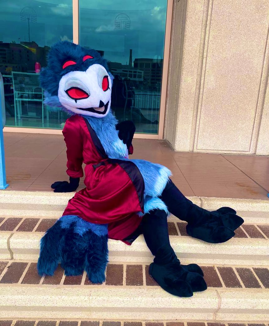 These conventions sure get tiresome… what a perfect place to sit and rest.
#stolas #metrocon2024