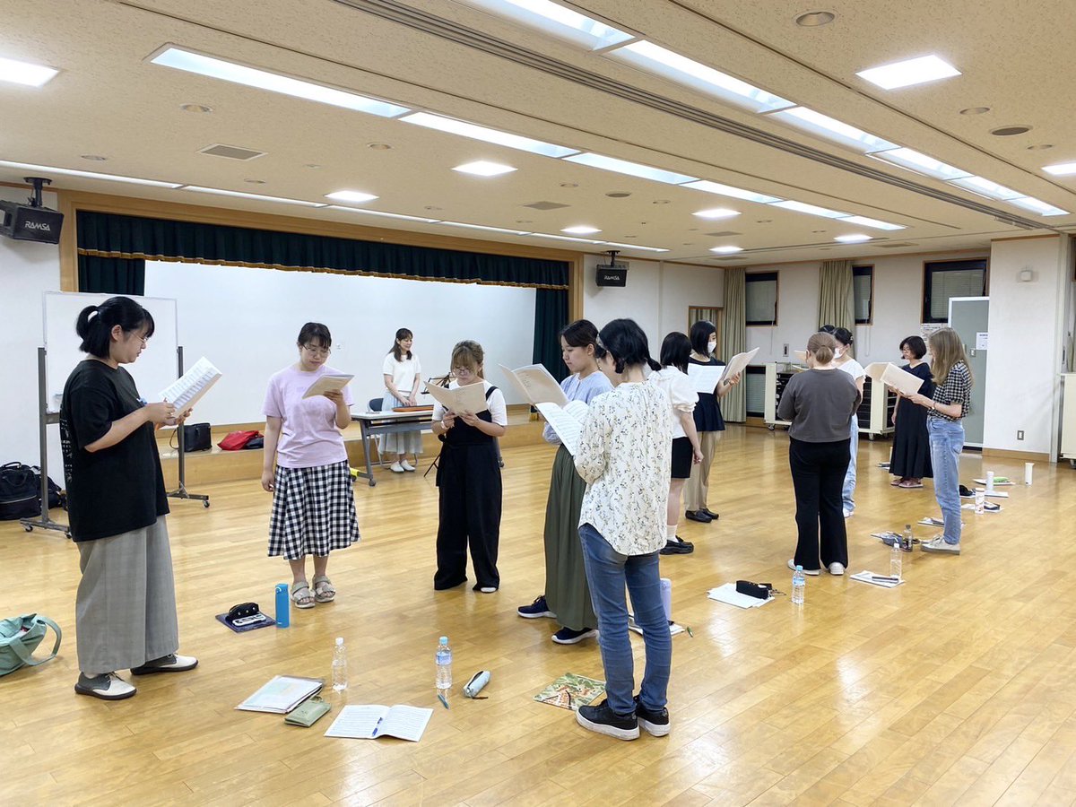 火曜日はメイプル♪

今日は先週までの復習と新曲の音取りを移動ドで行いました！
人数は少なめでしたが、関西にしかないお店の話で盛り上がっていました！