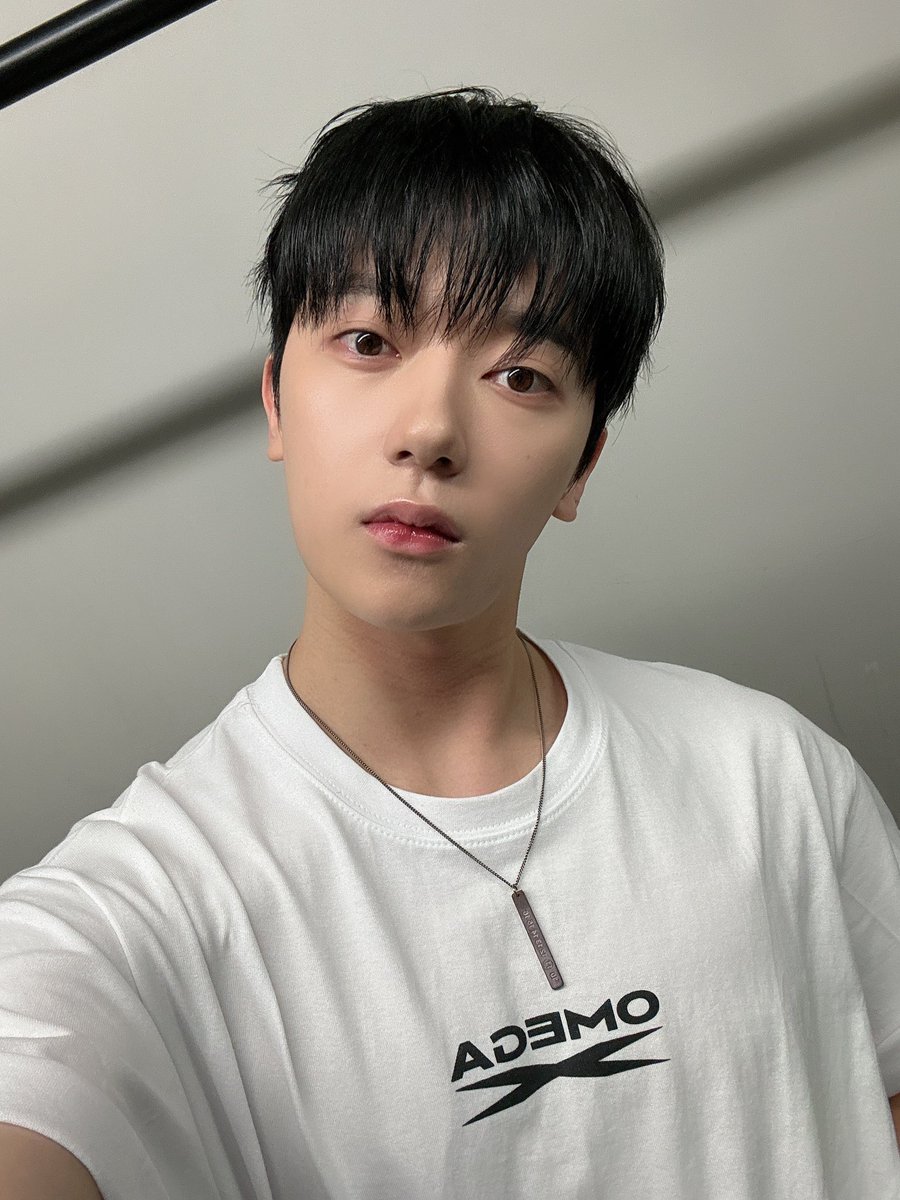 OmegaX_members's tweet photo. [#OX]

오메가엑스껄

#OMEGA_X #오메가엑스  
#예찬 #YECHAN https://t.co/zGshBpzFi9
