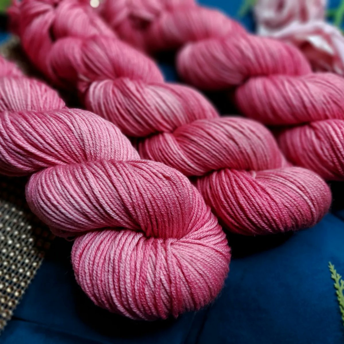 ISASaxonists's tweet image. Some #yarnporn to brighten your day. This is a customer fave "Raimondo Rose" based on an Italian Black knight who won favor with the king &amp;amp; was really successful. This tonal rose w/ brown undertones is really gorgeous if i do say so myself.