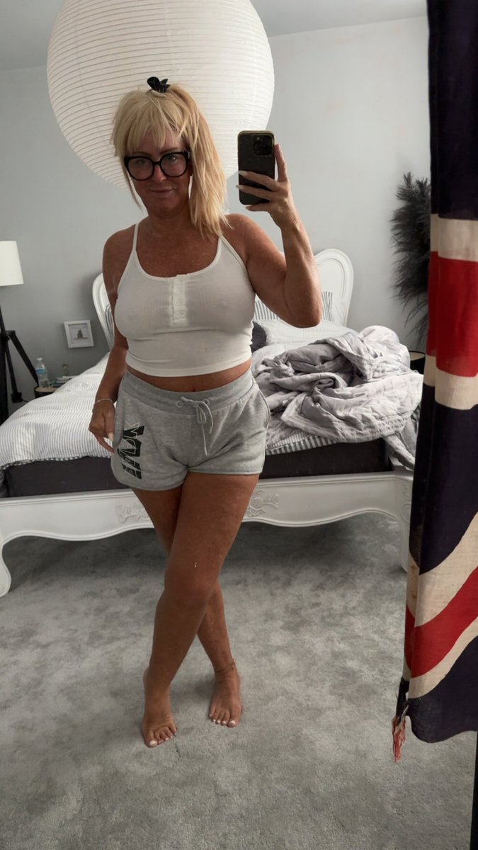 Missyyy2222's tweet photo. Happy Tuesday people👋🏻still haven’t washed or brushed the hair😆and not moving outta the house today 🙌🏻shitty weather ☔️have a great day much love 🥰❤️😘No Filter 🥰 https://t.co/vTpNc6u0kf