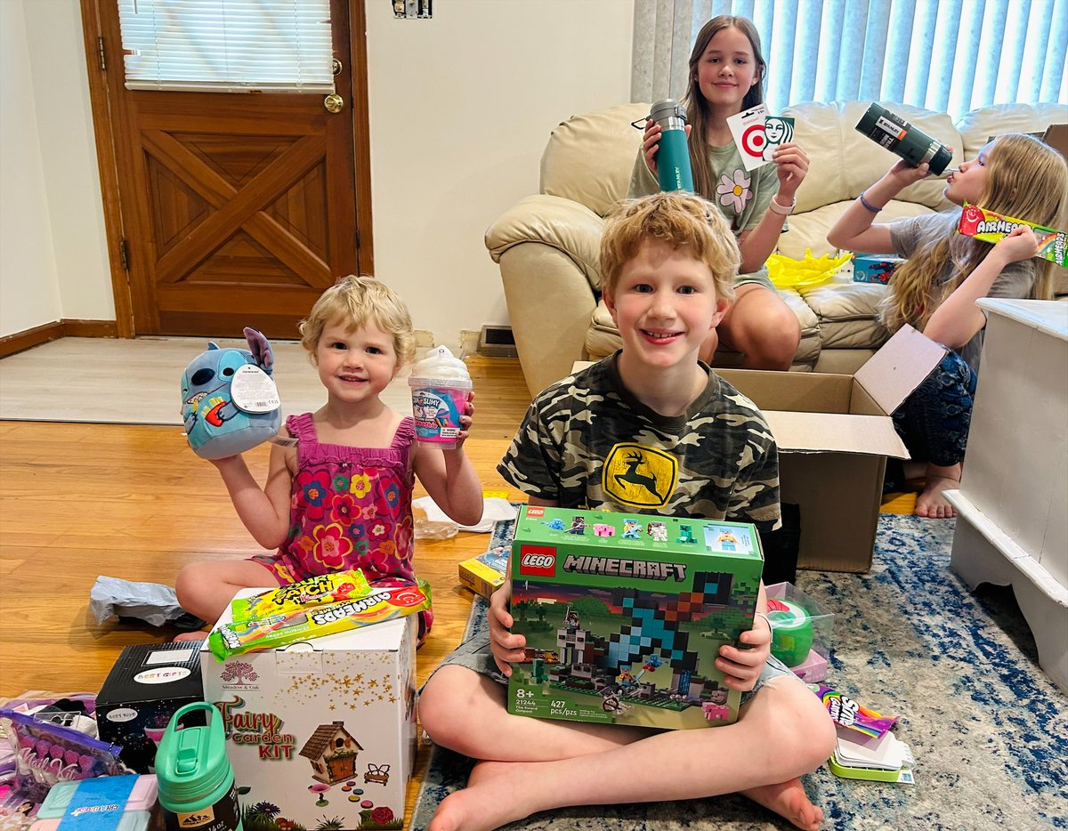 AbbysArmyNC's tweet photo. Mission accomplished!
Surprise care packages brought smiles for Eloise and her whole family! 💜 
#noonefightsalone🎗 
#bethegoodintheworld https://t.co/4L28OJX8Kz