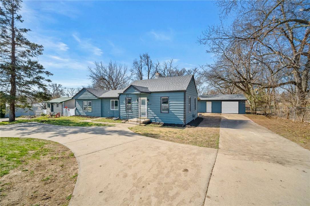 Joe__Hand's tweet image. 4110 Indianola Avenue, Des Moines, IA 50320 is now listed at $204,900. House is completely updated with 4 bedrooms and 1.5 bathrooms.
See more here: goldfinchiowa.com/d8rak5gi