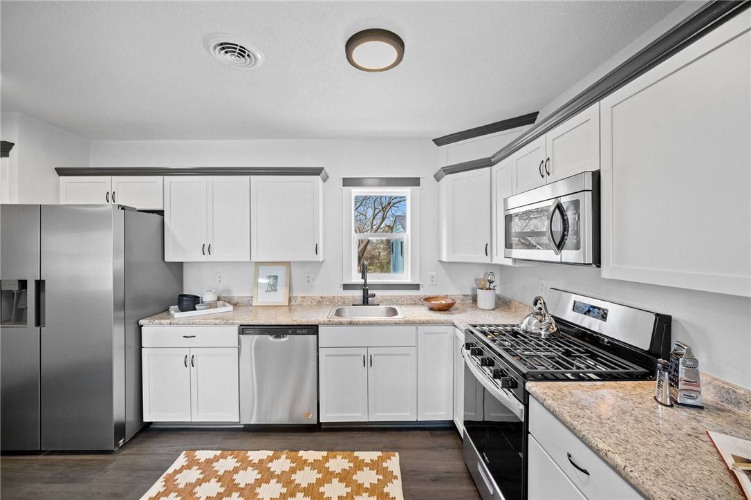 Joe__Hand's tweet image. 4110 Indianola Avenue, Des Moines, IA 50320 is now listed at $204,900. House is completely updated with 4 bedrooms and 1.5 bathrooms.
See more here: goldfinchiowa.com/d8rak5gi