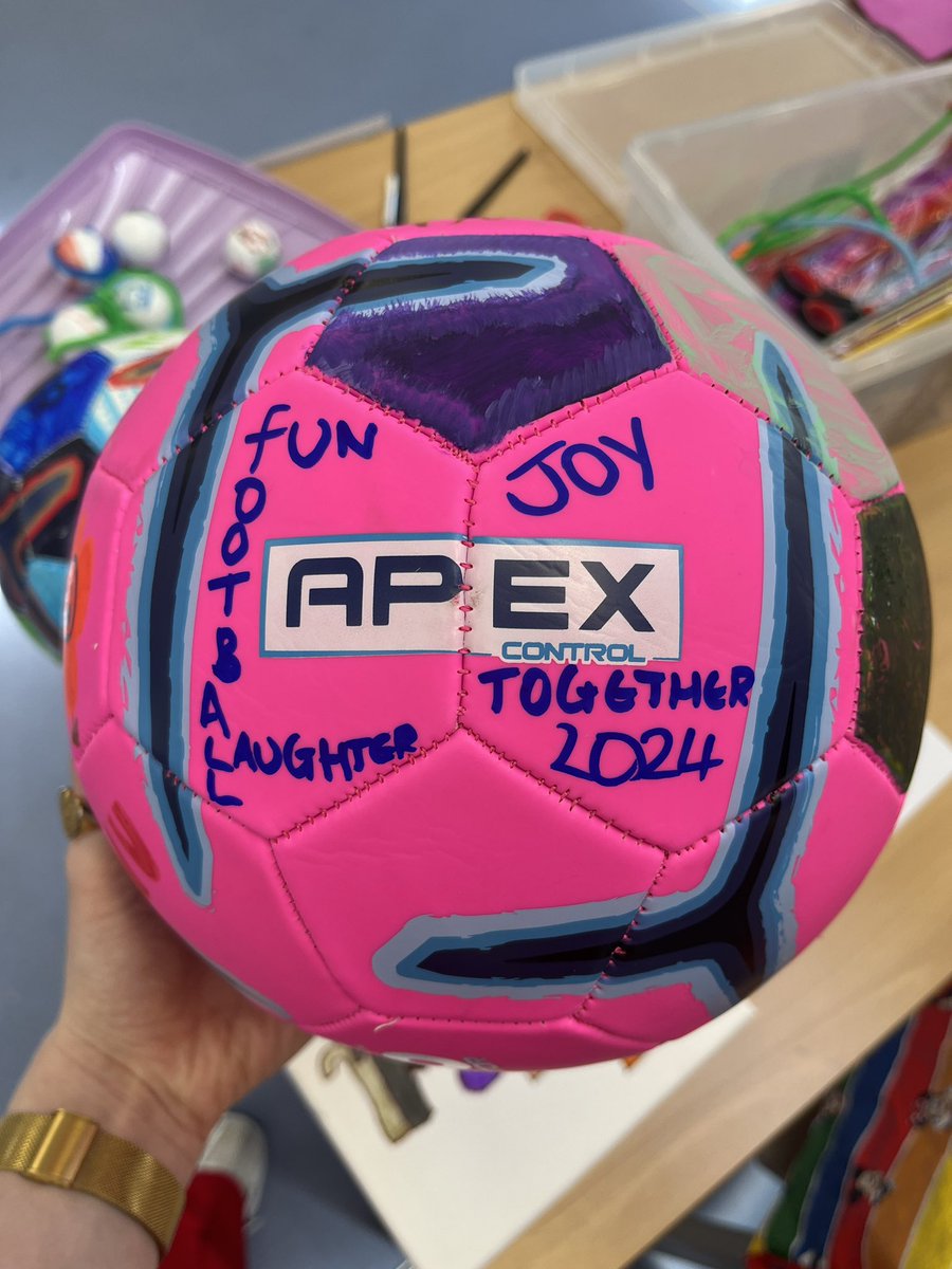 Our series of Post Match Chat Workshops are underway! Looking at ‘what football means to us’ at <a href="/MU_Foundation/">Manchester United Foundation</a> &amp; <a href="/BurnleyYT/">BurnleyYouthTheatre</a> with Ballinda, the googley eyed pink ball. We can’t wait to see what else we make this summer! ⚽️🎭🎨