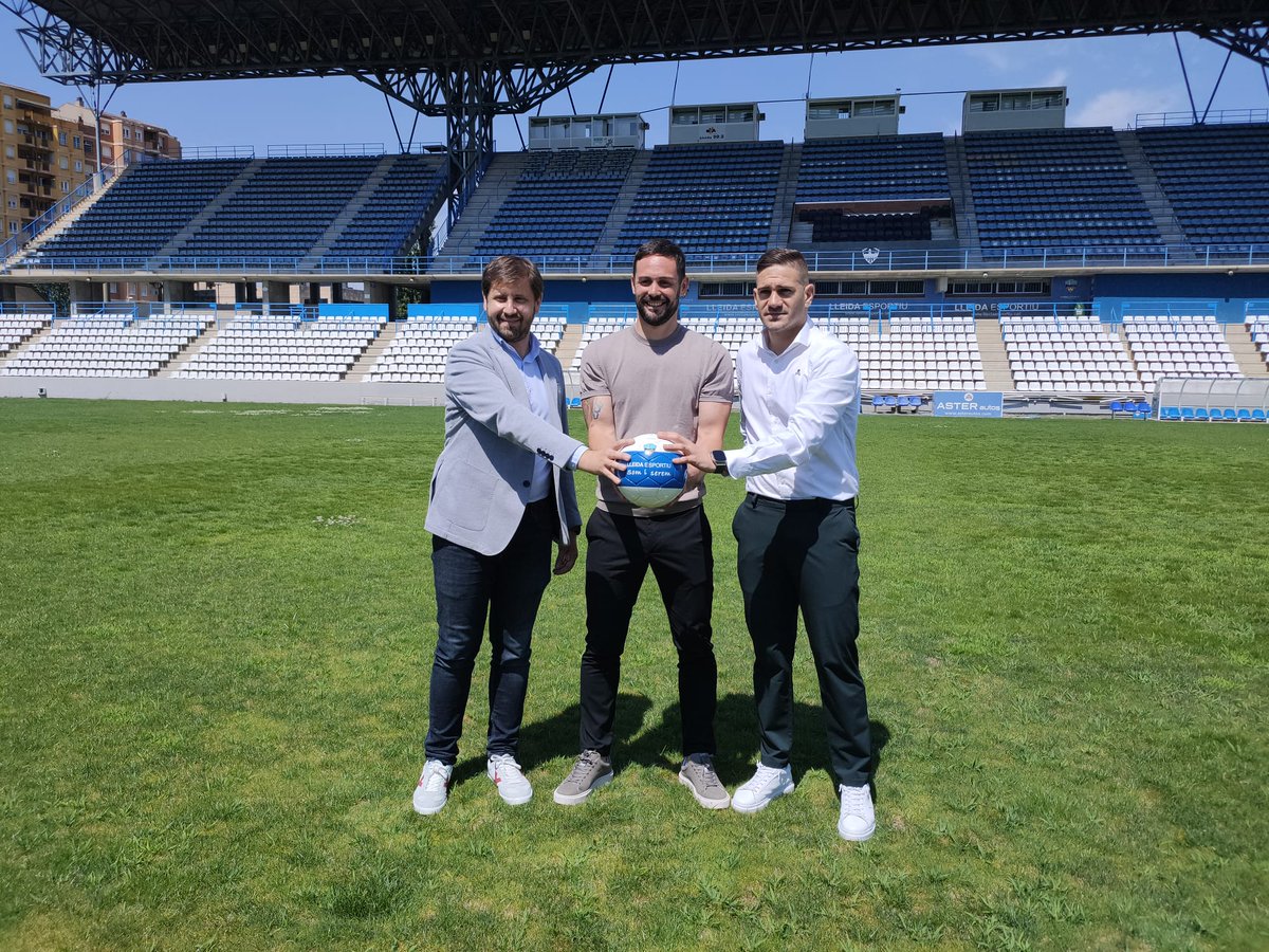 Ua1FM's tweet photo. A partir de les 18:05, al #TempsAfegit amb @sergi_guiu:

⚽️ Primeres paraules de @Marcgarp com a entrenador del @LleidaCF 

📝 @tonivicente99 fitxa per l'@atletic_lleida i Jordi Badia renova amb el Finques Prats @LleidaLlista 

🎙️Xarrem amb l'entrenador del @FC_BorgesBl, @SReig4 

🚲Ramon Usall ens presenta el seu llibre 'Un segle costa amunt'