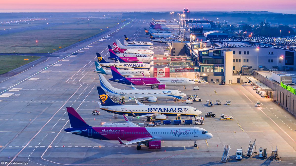 749 tys. pasażerów obsłużono w Katowice Airport w czerwcu 2024, tym samym był to najlepszy szósty miesiąc w roku w historii portu. W lipcu oraz w sierpniu br. spodziewamy się po ok. 830 tys. podróżnych, a w całym 2024 rekordowe ponad 6 mln. #flyKT