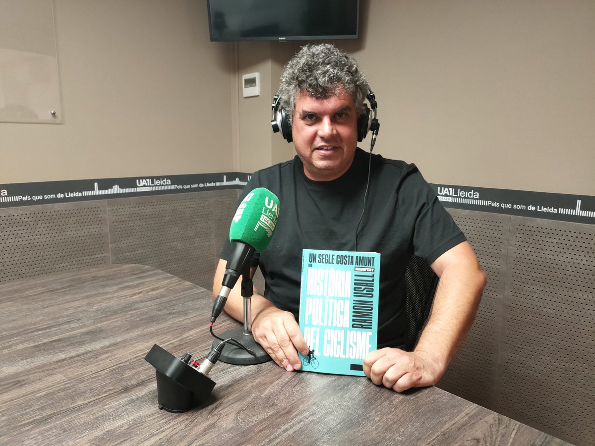 Ua1FM's tweet photo. A partir de les 18:05, al #TempsAfegit amb @sergi_guiu:

⚽️ Primeres paraules de @Marcgarp com a entrenador del @LleidaCF 

📝 @tonivicente99 fitxa per l'@atletic_lleida i Jordi Badia renova amb el Finques Prats @LleidaLlista 

🎙️Xarrem amb l'entrenador del @FC_BorgesBl, @SReig4 

🚲Ramon Usall ens presenta el seu llibre 'Un segle costa amunt'