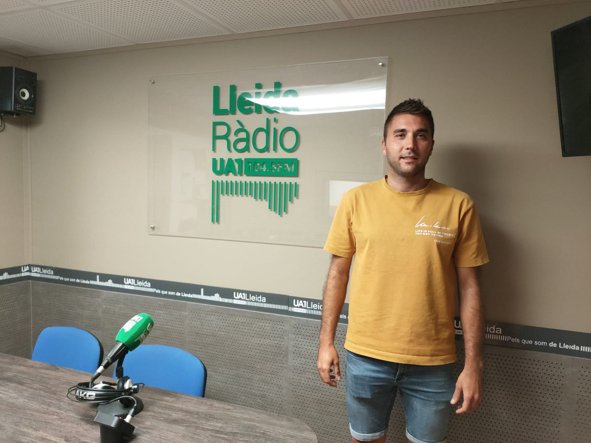 Ua1FM's tweet photo. A partir de les 18:05, al #TempsAfegit amb @sergi_guiu:

⚽️ Primeres paraules de @Marcgarp com a entrenador del @LleidaCF 

📝 @tonivicente99 fitxa per l'@atletic_lleida i Jordi Badia renova amb el Finques Prats @LleidaLlista 

🎙️Xarrem amb l'entrenador del @FC_BorgesBl, @SReig4 

🚲Ramon Usall ens presenta el seu llibre 'Un segle costa amunt'