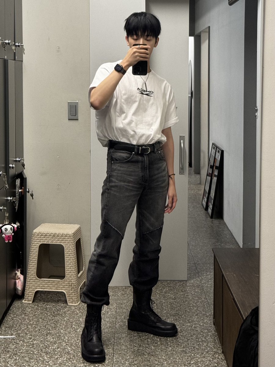 fo_rom123's tweet photo. 락스타세요.. 전신샷 쥬금🫠 https://t.co/LPNwKxc8rO