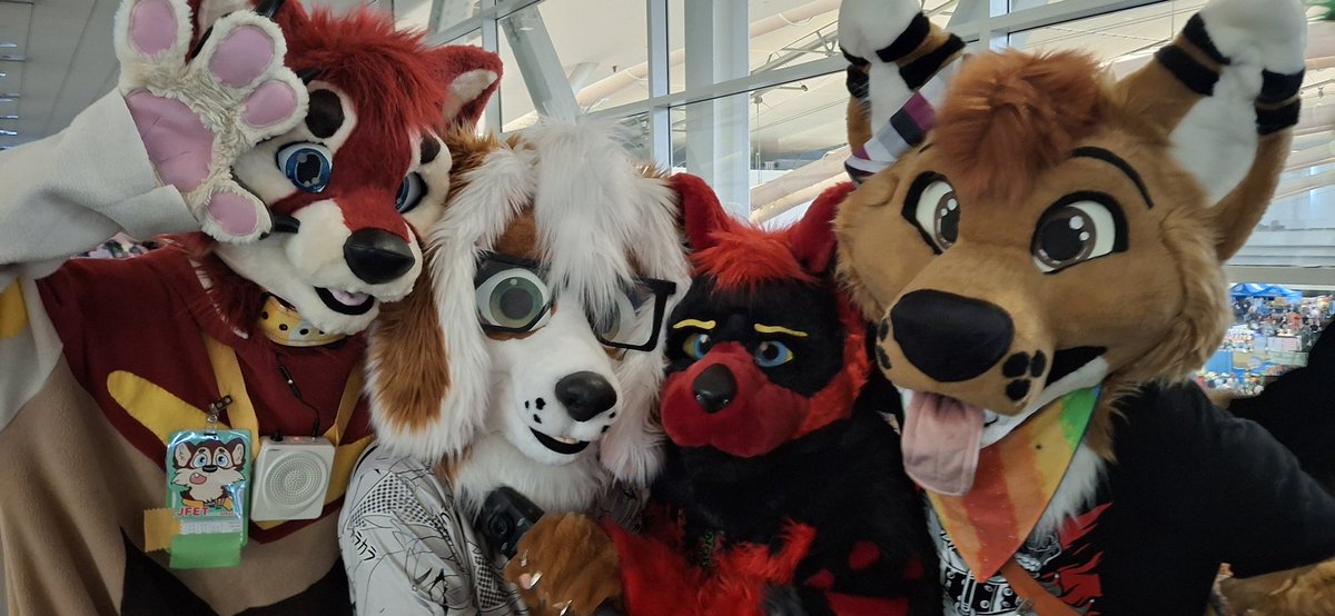 We be getting goofy out here at #Anthrocon2024 
<a href="/JFETspeaks/">JFET</a> 
<a href="/WolvenWuff/">KingOfSmol</a> 
<a href="/TheIcarusVault/">🤘Fluffy Boi on the Block🤘</a>