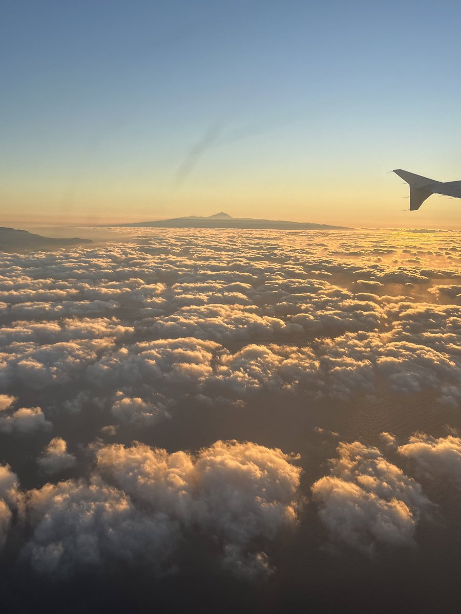 brianboyle's tweet photo. Beautiful sunset views from @AerLingus EI783 last night. Departing Gran Canaria with Tenerife and Mount Teide in view. 😍 https://t.co/7GBallzxpd