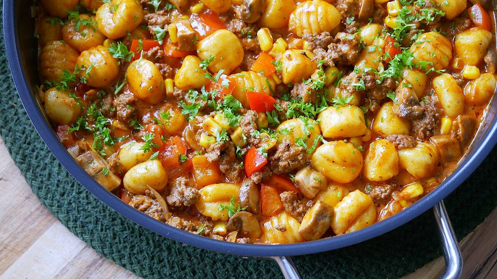 ichkocheheute's tweet photo. Gnocchi "Pizza" Topf mit Hackfleisch, Paprika, Pilzen &amp; Mais | Rezept | Fast Food | Schnell | Lecker https://t.co/FY3cMyF9ku #Gnocchi #Pizza #Topf #Pot #Hack #Hackfleisch #GroundMeat #Paprika #Mushrooms #Pilze #Mais #Corn #Rezept #Recipe #Kochen #Cooking #FastFood https://t.co/HzH5YPMrfC