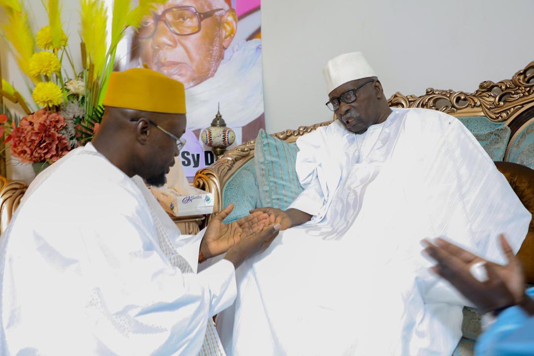 ASFIYAHI's tweet photo. Le Premier Ministre Ousmane SONKO a été reçu ce Mardi 9 Juillet à Tivaouane par le Khalif Général des Tidianes, Serigne Babacar Sy Mansour, lors d'une visite privée. Les discussions ont porté sur la vision du « PROJET » visant à promouvoir la prospérité du Sénégal. 

#Tivaouane https://t.co/MHS7x3PajM