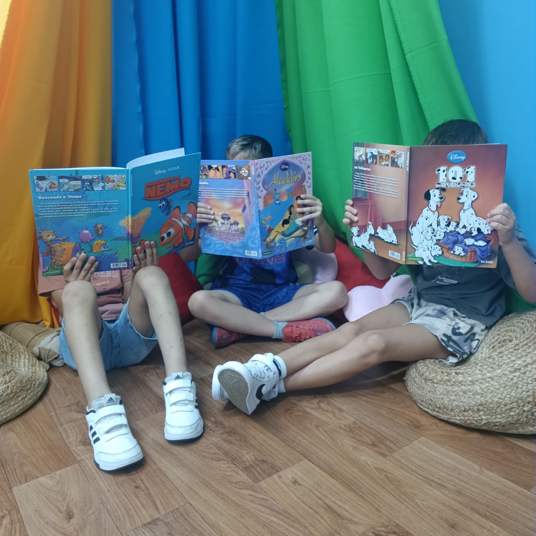eccasocial's tweet photo. 🧡Gracias a todas las personas que participaron en la recogida de libros y material educativo organizada por @LoyolaAnd. 
📚Con esta donación hemos creado rincones de lectura para los y las menores que acompañamos, en colegios, centros cívicos y asociaciones vecinales. https://t.co/GAm0G4VFdZ
