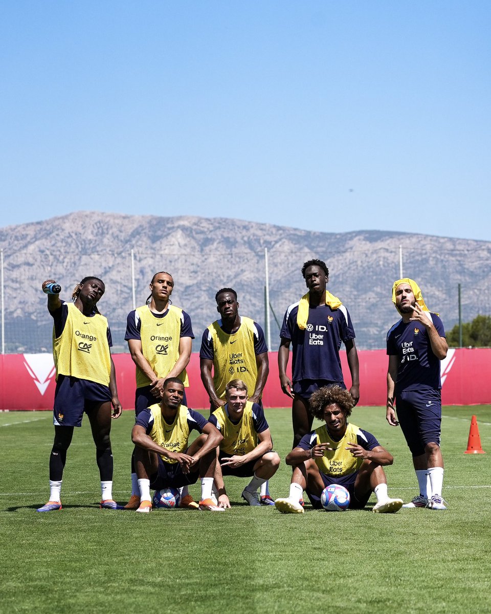 📸 Le groupe vit (et travaille) bien 😂🇫🇷