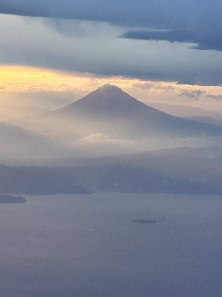 Tanichan_0324's tweet photo. 紙コップの写真を撮っていたら「後方の窓から富士山🗻が見えますよ、どうぞこちらへ」とCAさん。✈️に乗る度🗻の📷を撮ってるのがバレてる?😅
御礼を言ってから聞いてみたら「写真を撮ってらしたのでご興味あるかと思って」これこそ最高のおもてなしですね。また乗りますよ😊
#ANA
#NH264
#富士山🗻 https://t.co/oVwcaQQsOC