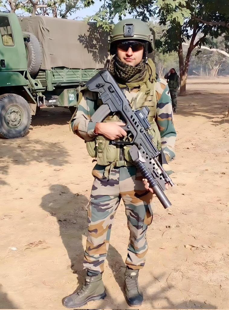 Shubhamshuklamp's tweet photo. बेहद मार्मिक-

तीन महीने की गर्भवती वीरांगना पति के अंतिम यात्रा में शामिल हुई। कुलगाम में शहीद 27 वर्षीय पैरा कमांडो प्रदीप नैन की पत्नी ने पति को दी अंतिम विदाई।

पिता और बेटे के मिलन की इच्छा अधूरी रह गई। सरकार से निवेदन है कि इस परिवार के लिए जो भी घोषणा की गई उसे  इन लेट लतीफ करें पूरा कर दें। इस परिवार को दर-दर भटकना नहीं पड़ें। शत शत नमन।