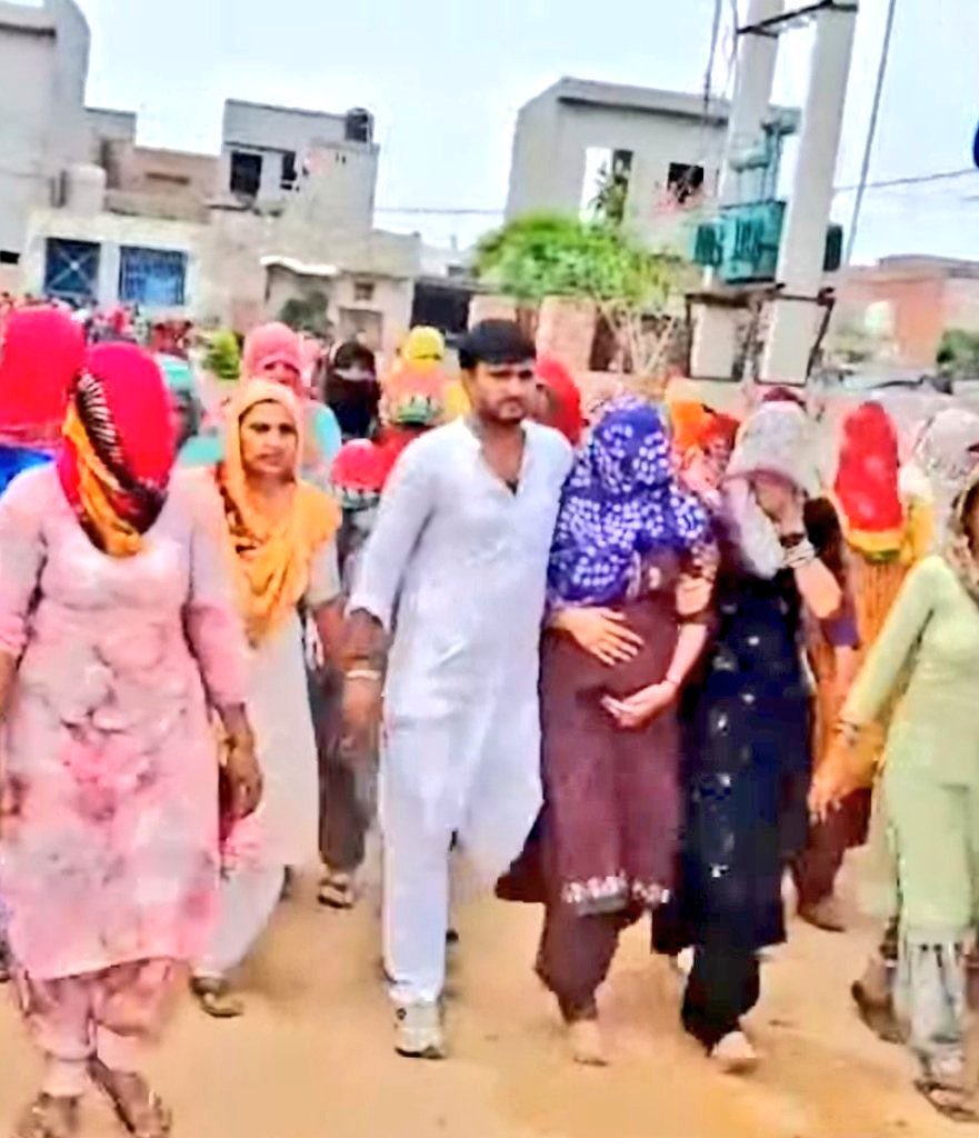 Shubhamshuklamp's tweet photo. बेहद मार्मिक-

तीन महीने की गर्भवती वीरांगना पति के अंतिम यात्रा में शामिल हुई। कुलगाम में शहीद 27 वर्षीय पैरा कमांडो प्रदीप नैन की पत्नी ने पति को दी अंतिम विदाई।

पिता और बेटे के मिलन की इच्छा अधूरी रह गई। सरकार से निवेदन है कि इस परिवार के लिए जो भी घोषणा की गई उसे  इन लेट लतीफ करें पूरा कर दें। इस परिवार को दर-दर भटकना नहीं पड़ें। शत शत नमन।