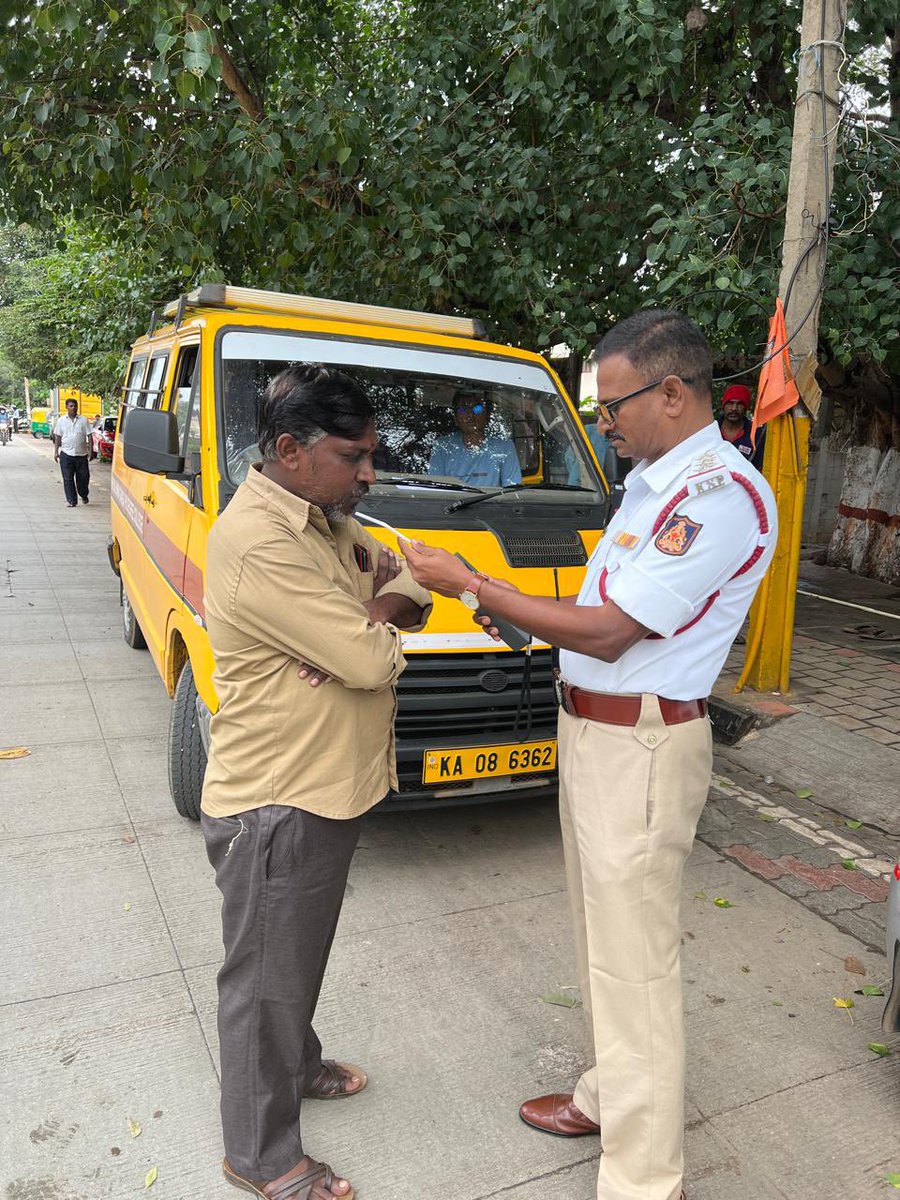 ChotaNewsApp's tweet image. బెంగుళూరు లో స్కూల్ బస్సు నడిపే డ్రైవర్ లకు ఈరోజు డ్రంక్ అండ్ డ్రైవ్ టెస్ట్ లు చేయగా 23 మంది పాజిటివ్ గా దొరికారు.
#DrunkandDriveTest #bengalore #BusDrivers