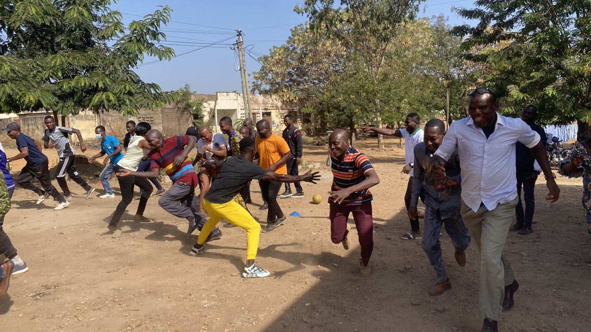terresenmelees's tweet photo. Dans le cadre du projet Ditcho Alafia soutenu par le dispositif FEF-OSC de @Franceautogo,TEM Togo 🇹🇬 a formé 33 enseignants, 10 éducateurs et 12 directeurs d'établissement à l'utilisation du #rugby comme outil d'éducation et d'inclusion sociale et aux premiers secours à Sokodé. https://t.co/IQpeo5vTpq