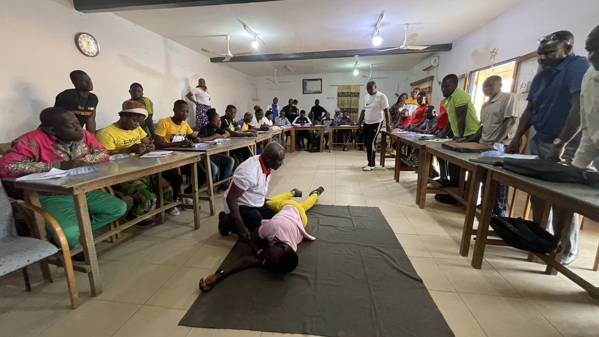 Dans le cadre du projet Ditcho Alafia soutenu par le dispositif FEF-OSC de @Franceautogo,TEM Togo 🇹🇬 a formé 33 enseignants, 10 éducateurs et 12 directeurs d'établissement à l'utilisation du #rugby comme outil d'éducation et d'inclusion sociale et aux premiers secours à Sokodé.