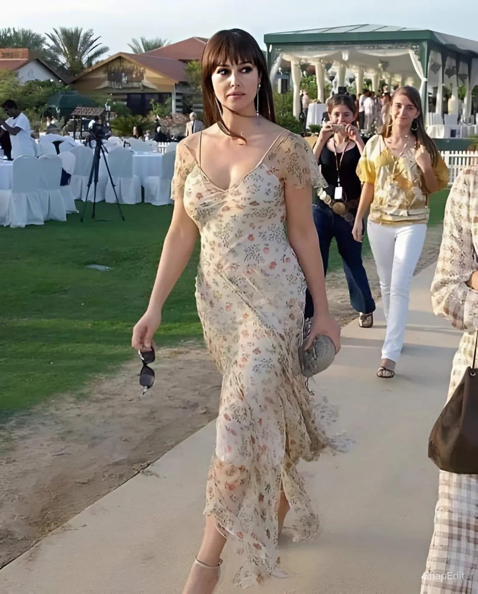 مونيكا بيلوتشي 64 سنة 
و السلام عليكم ورحمة الله وبركاتہ
😢😢😄