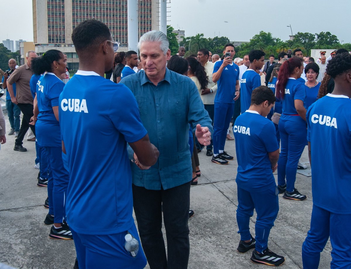 Cuba es inspiración para las delegaciones que nos representarán en los Juegos Olímpicos y Paralímpicos de París 2024. En el memorial José Martí <a href="/DiazCanelB/">Miguel Díaz-Canel Bermúdez</a> presidió el abanderamiento de quienes lucharán por la gloria en la justa francesa.  #GenteQueSuma.