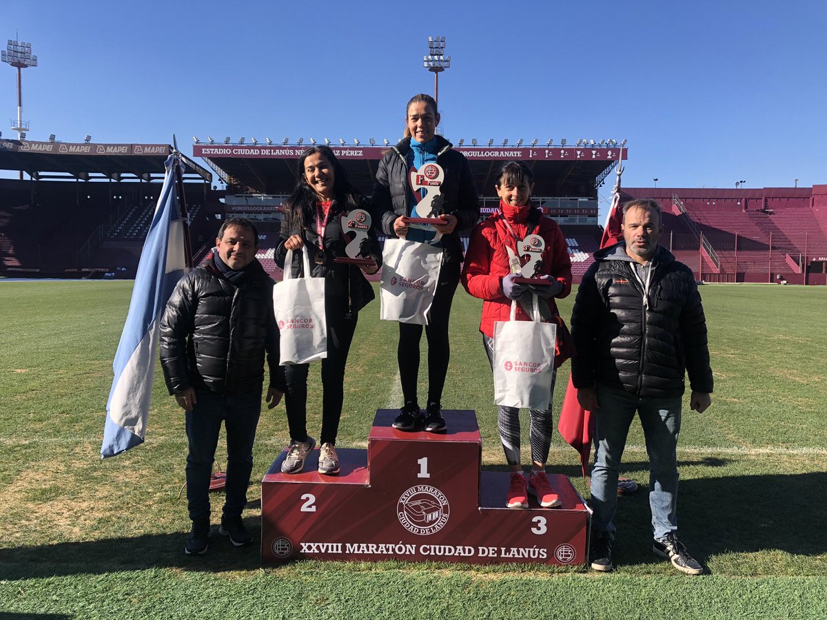 #LanúsMaratón28 🇱🇻 Ceremonia de premiación en La Fortaleza, que además de las respectivas medallas incluyó la entrega de un presente especial de <a href="/SancorSeguros/">Sancor Seguros</a>