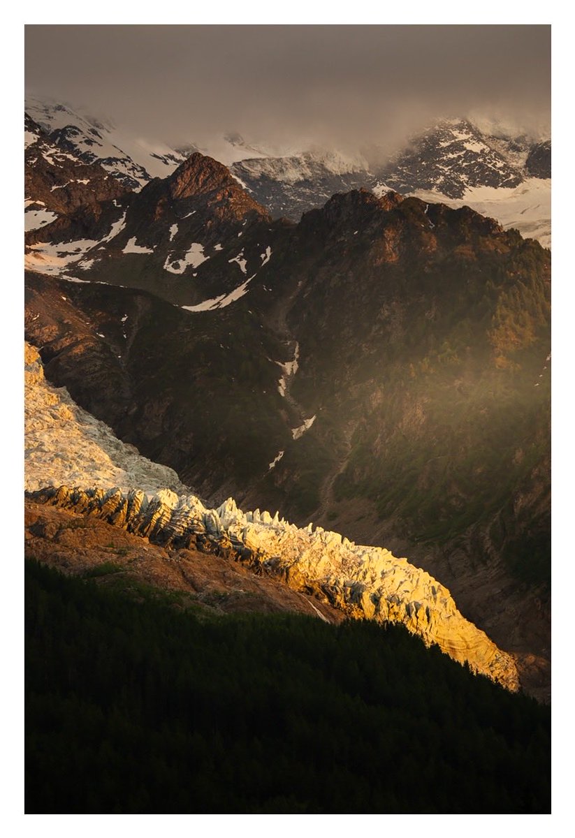 Last light over the Bossons Glacier, as seen from Chamonix…

#LesAlps