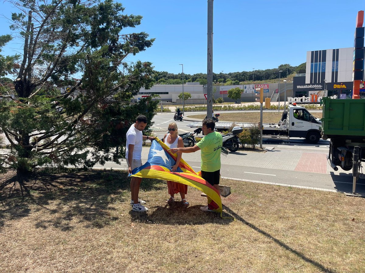 Des del <a href="/CLxRLloretdeMar/">Consell Local per la República Lloret de Mar</a> hem tornat a penjar l’estelada a l’entrada de Lloret, que ens acompanya des de fa anys i que aquests dies donarà la benvinguda a la monarquia espanyola.

Demà a les 18h us esperem a l’estació d’autobusos a la gran manifestació.

Aquí no els volem! 🔥👑