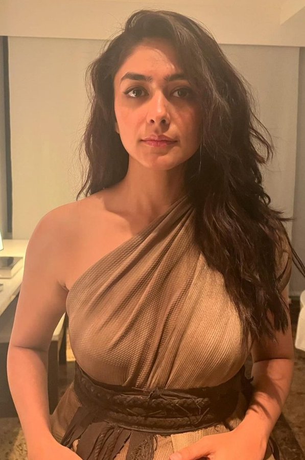 GSDXsZsawAAsopz?format=jpg&name=900x900