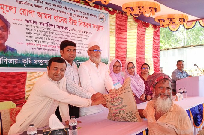 বন্যায় ক্ষয়ক্ষতি পুষিয়ে দিতে কৃষকদের মাঝে বীজ বিতরণ