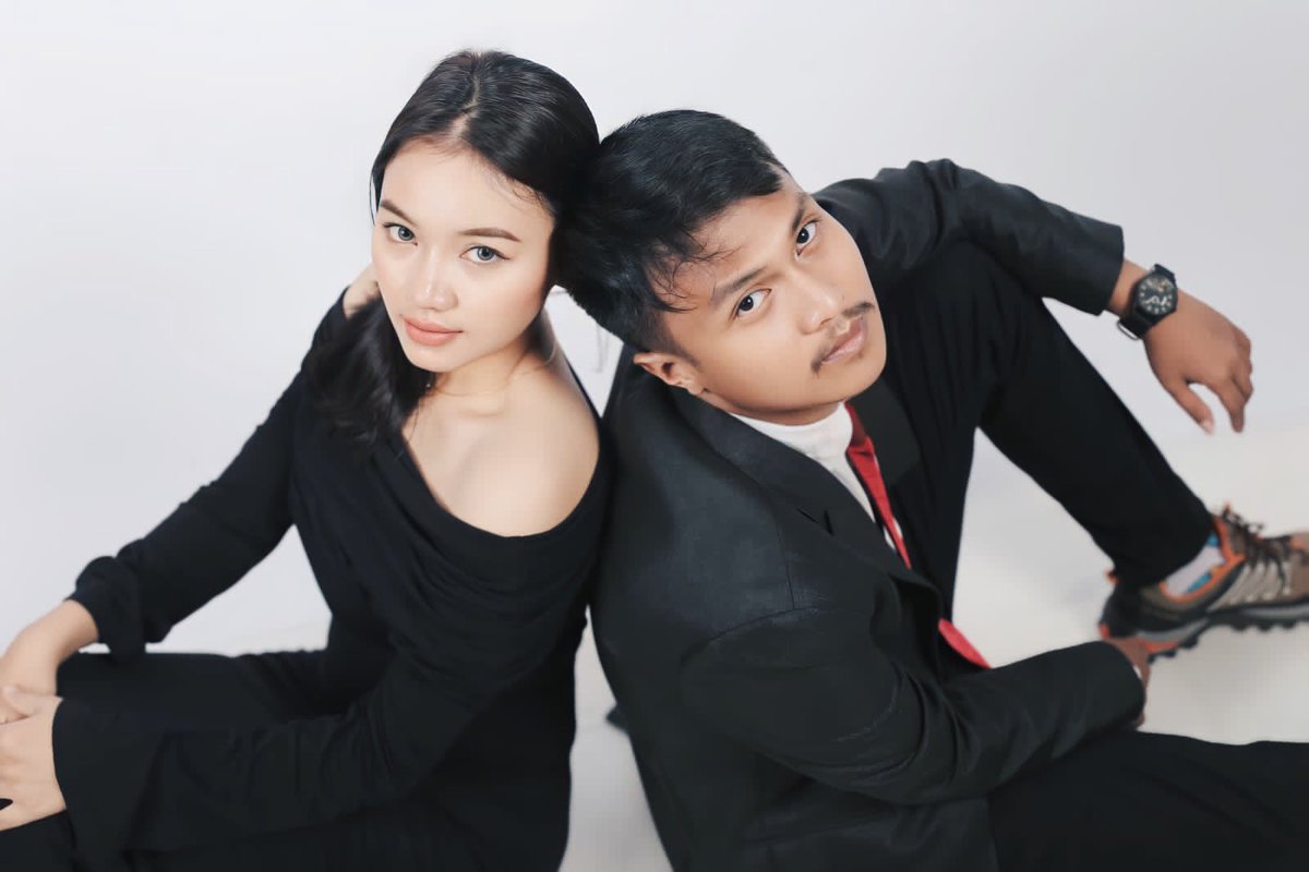 ChnPutri's tweet photo. Tb tb banget ngajak prewed nya, jd grasak grusuk buat makeup, mana ga nyatok sm sekali 😆 https://t.co/JQHsEIVFX1