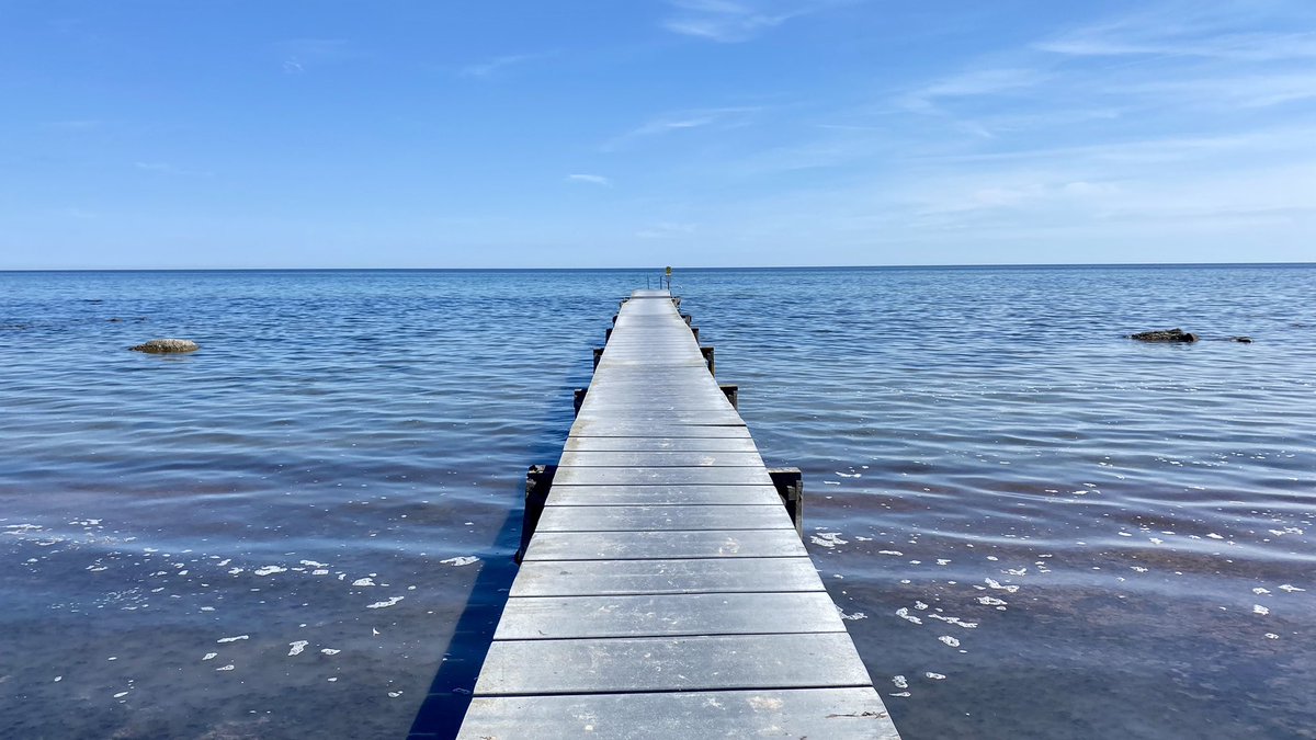 EmmaRydner's tweet image. Strålande sol vid Näsby-badet på sydöstra Öland. 7.5 grader varmt vattnet.
