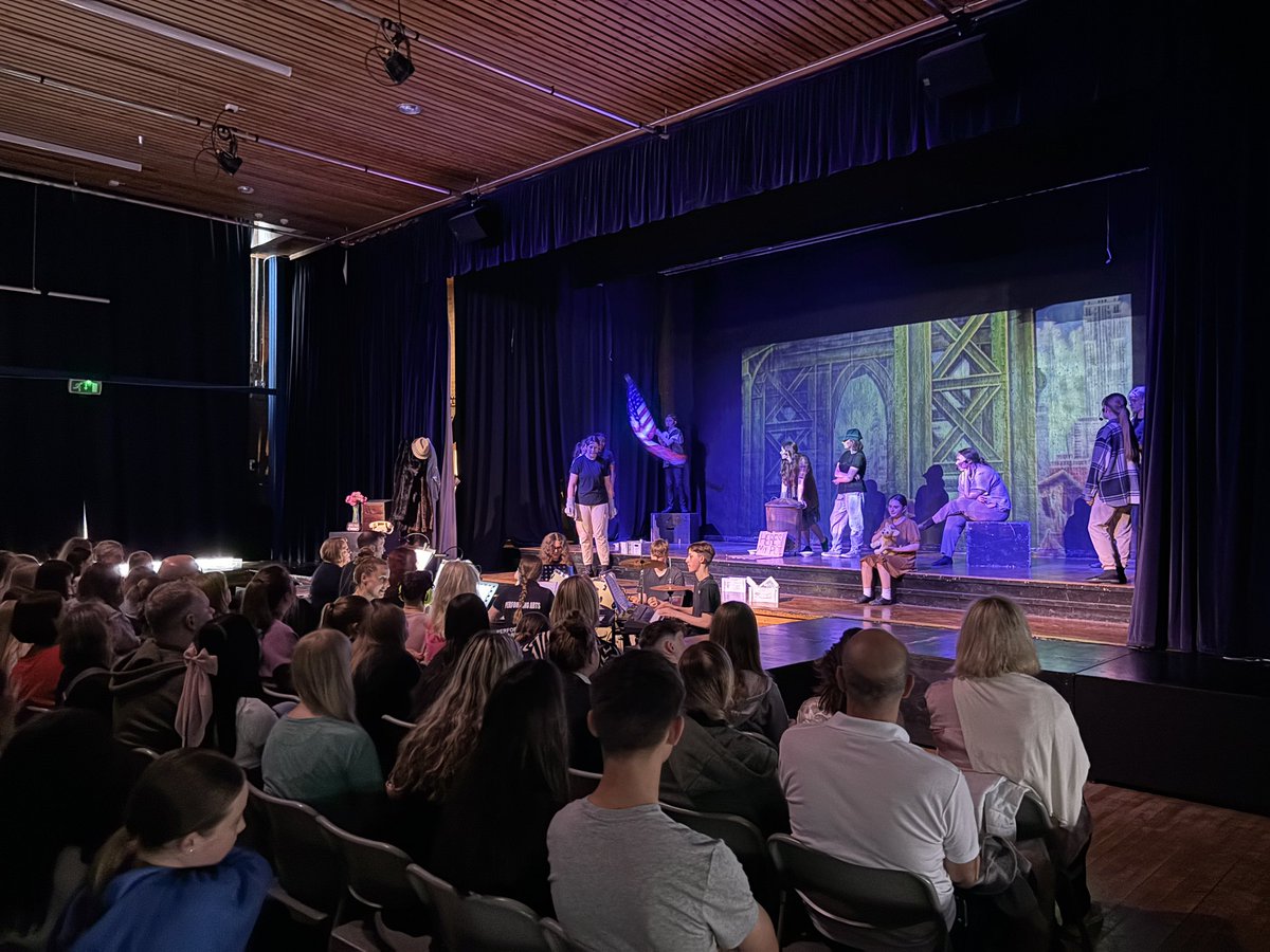 Ravphagura's tweet photo. All set and ready for Annie, put on by @RBAPerforming this evening @RBAcad. It’s great to see the students’ in action! #annie #performingarts https://t.co/EDSNdsaFbq