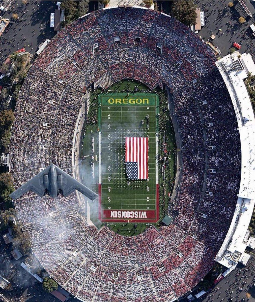 AcepilotAV's tweet photo. Amazing shot of a B-2 flying over a college football game 🏈🇺🇸 https://t.co/0fo2WV9DP1
