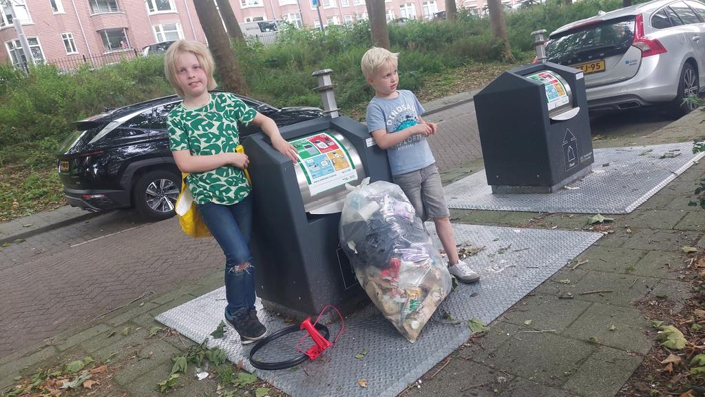 zwerfieRdam's tweet photo. Nog snel een vuilniszak met zwerfplastic (én een tentdoek) gevuld, voordat de storm het de #schoneSchie in blaast...
#plasticsoep #preventie #Rotterdam #codeoranje https://t.co/NI0kNUYmoG
