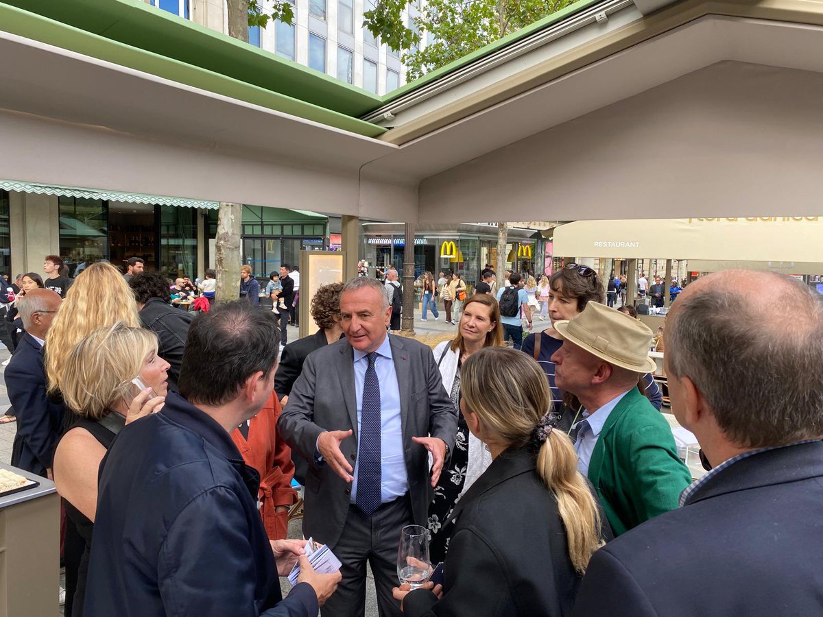 Avenue des Champs-Élysées (@avchampselysees) on Twitter photo Présentation des nouvelles terrasses des Champs-Elysées à la presse architecture, design, décoration avec <a href="/RamyFischler/">Ramy Fischler</a> in situ par un temps parfait, en buvant un verre et sans questions politiques ou municipales. 0n parle réussite. Que des lignes et des couleurs ! Quel bonheur ! Présentation des nouvelles terrasses des Champs-Elysées à la presse architecture, design, décoration avec <a href="/RamyFischler/">Ramy Fischler</a> in situ par un temps parfait, en buvant un verre et sans questions politiques ou municipales. 0n parle réussite. Que des lignes et des couleurs ! Quel bonheur !