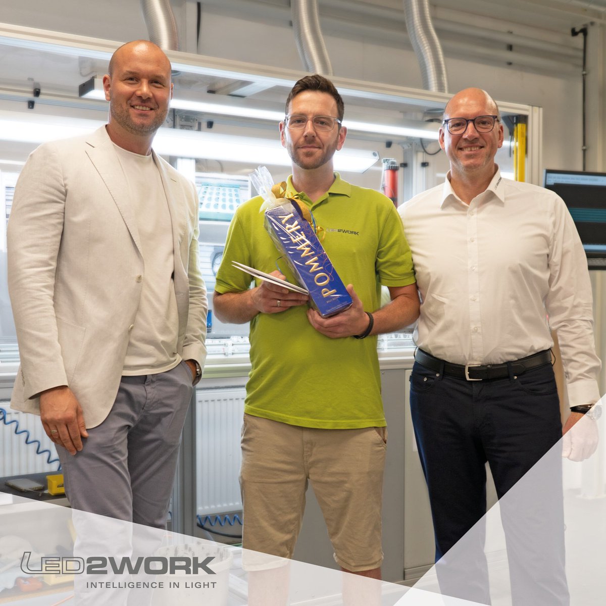 Unser Mitarbeiter Sven S. und seine Tamara haben geheiratet! Die gesamte Crew von LED2WORK GmbH gratuliert recht herzlich. Das C-Level um Jan S. und Holger R. ließen es sich nicht nehmen, persönlich zu gratulieren! 🎉💍

#led2work #reallygoodlight #richtigguteslicht