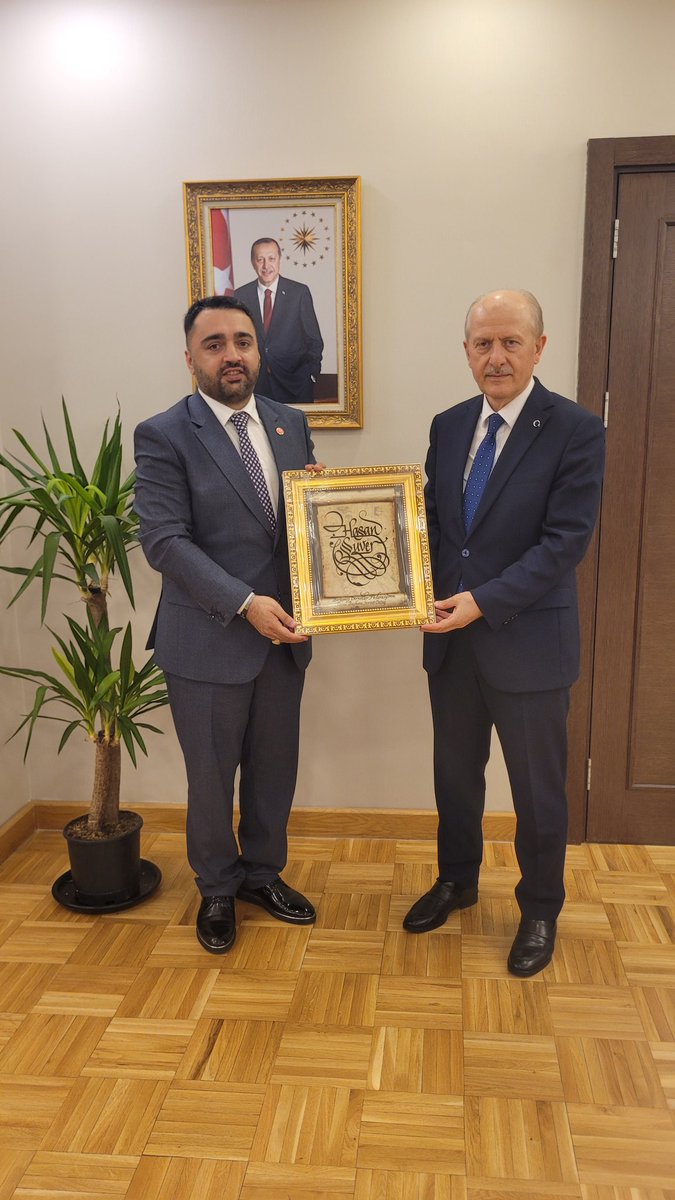 Çevre ve Şehircilik Bakan Yardımcısı Sayın Hasan Suver'i ziyaret ettim. Kendisine bizlere yapmış olduğu katkılardan dolayı bir hediye takdiminde bulunduk.  Keyifli bir sohbet ortamında projelerimizden bahsettik. Bakanımıza ilgi, alaka ve misafirperverlikleri için teşekkür ederim.