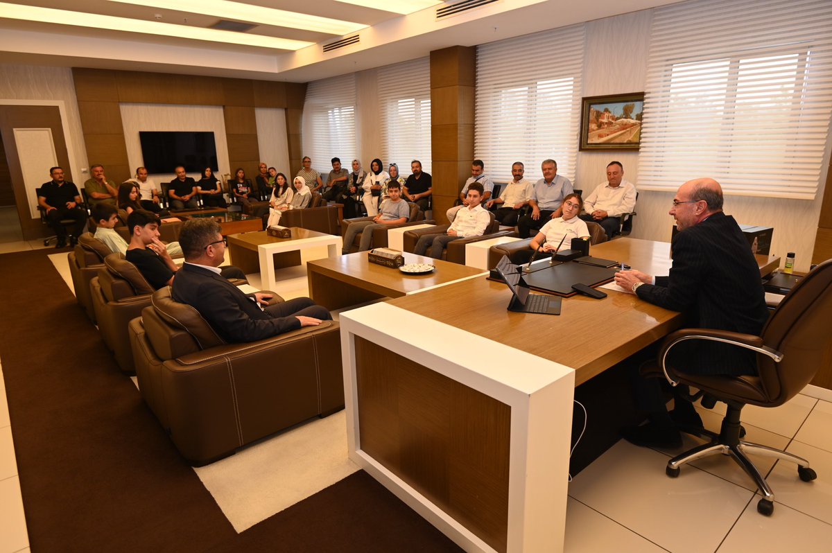 a_pekyatirmaci's tweet photo. LGS’de 500 tam puan alarak Türkiye birincisi olan öğrencilerimizi aileleriyle birlikte belediyemizde misafir ettim.

Selçuklumuza bu gururu yaşatan öğrencilerimizi, onların en büyük destekçisi olan ailelerini ve emeği geçen tüm eğitimcilerimizi tebrik ediyorum. 

#SelçukluSizinleGüzel